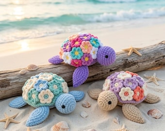 Può includere: Tre peluche di tartarughe marine realizzati all'uncinetto con gusci decorati da motivi floreali colorati. Una tartaruga è viola, una è azzurra e una è beige. Ogni tartaruga presenta piccoli occhi neri e una struttura in filato.