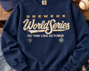 Può includere: Una felpa girocollo blu navy con la scritta BREWERS WORLD SERIES NO TIME LIKE OCTOBER in un carattere color crema e oro dall'aspetto vissuto. Il design include due piccoli loghi a forma di diamante con le lettere WS e un'icona da baseball.