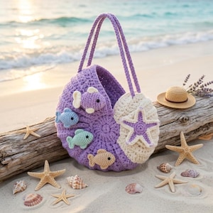 Könnte beinhalten: Eine runde, violette Häkeltasche mit zwei langen Henkeln und einem cremefarbenen Seitenteil. Die Tasche ist mit kleinen gehäkelten Wassertieren verziert, darunter vier Fische in verschiedenen Farben und eine große Applikation in Seesternform.