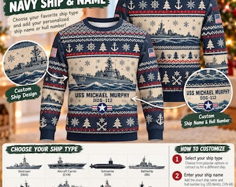 Può includere: Un maglione in maglia blu navy e beige con un motivo ripetuto di fiocchi di neve, ancore e timoni. Il centro mostra la grafica di una nave da guerra con il testo USS MICHAEL MURPHY DDG-112 e un emblema a stella sottostante.