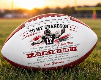 Può includere: Un pallone da football americano marrone e bianco con la grafica di un giocatore con il numero 17 e il nome Ethan. Il pallone include il testo stampato: TO MY GRANDSON, Never Forget How Much I Love You, JUST DO YOUR BEST e Love, Grandma.