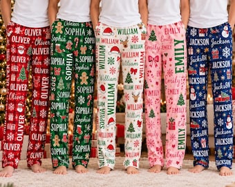 Può includere: Cinque pantaloni da pigiama con magliette bianche. I pantaloni presentano motivi festivi con nomi: a quadri rossi con Oliver, verdi con omini di pan di zenzero e Sophia, bianchi con cappelli di Babbo Natale e William, rosa con fiocchi ed Emily, e blu con Jackson.