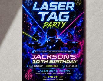 Puede incluir: Un folleto de invitación rectangular para una fiesta de laser tag con una figura central en equipo táctico sosteniendo dos pistolas láser. El diseño incluye texto en neón azul y rosa que dice LASER TAG PARTY, JACKSON'S 10TH BIRTHDAY y detalles del evento.