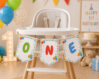 Puede incluir: Una trona decorada para una celebración de primer cumpleaños. Una pancarta deletrea "ONE" con letras coloridas e ilustraciones de globos. Globos de varios colores y un letrero de "Happy 1st Birthday" están en el fondo.
