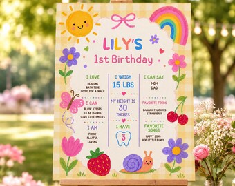 Puede incluir: Un cartel de cumpleaños a cuadros amarillos y blancos para el primer cumpleaños de Lily. Incluye un sol, arcoíris, flores, mariposa, fresa y caracol. El texto indica un peso de 6,8 kg, altura de 76 cm, 3 dientes y logros personales.