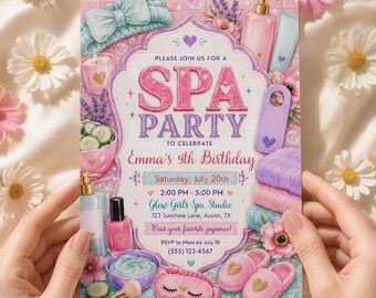 Puede incluir: Invitación a una fiesta de spa con una combinación de colores rosa y morado. La invitación incluye ilustraciones temáticas de spa como una diadema, toallas y zapatillas. El texto dice "Spa Party" y los detalles del cumpleaños de Emma.