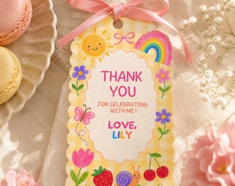 Puede incluir: Una etiqueta de regalo rectangular con bordes festoneados y patrón de cuadros vichy amarillos, rematada con una cinta de satén rosa. El centro muestra el texto THANK YOU FOR CELEBRATING WITH ME! LOVE, LILY, rodeado de ilustraciones de sol, arcoíris, flores, mariposa, fresa, caracol y cerezas.