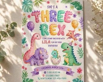 Puede incluir: Una tarjeta de invitación de cumpleaños con el texto 'SHE'S A THREE REX', ilustraciones de dinosaurios coloridos, hojas tropicales y flores. Incluye detalles para el tercer cumpleaños de Lila el sábado 10 de marzo, de 14:00 a 16:00 en 123 Dino Street.