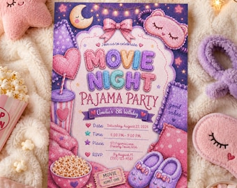 Puede incluir: Una tarjeta de invitación rectangular para una fiesta de pijamas con temática de cine, en tonos morados y rosas, con ilustraciones de luna, antifaz, palomitas y zapatillas. El texto dice Movie Night Pajama Party, el 8º cumpleaños de Amelia, y los detalles del evento el 22 de agosto de 2026, de 18:00 a 21:00 en 123 Pajama Lane, Dreamy Town, USA.