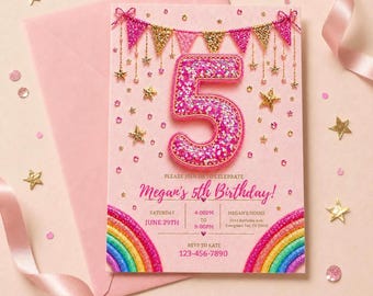 Puede incluir: Invitación de cumpleaños rosa con un gran número 5 brillante. La invitación incluye el texto "Megan's 5th Birthday!" y presenta un arcoíris, estrellas y una pancarta dorada. Los detalles de RSVP están en la parte inferior.