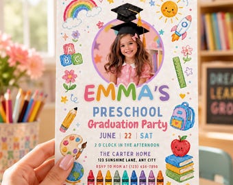 Op de afbeelding: Een kleurrijke uitnodiging voor een kleuterschool afstudeerfeest met een foto van een jong meisje met een afstudeerhoed. De uitnodiging bevat illustraties van een regenboog, zon, raket en schoolbenodigdheden, met de tekst "EMMA'S PRESCHOOL GRADUATION PARTY".