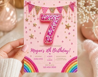 Puede incluir: Invitación de cumpleaños rosa con un gran número siete lleno de purpurina. La tarjeta presenta un arcoíris, estrellas doradas y el texto "Megan's 7th Birthday!" con detalles del evento.