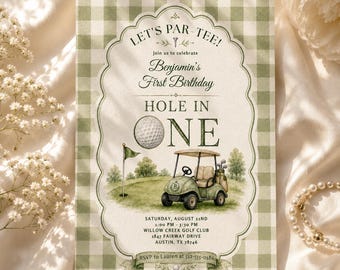 Puede incluir: Una tarjeta de invitación rectangular con un borde de cuadros vichy en verde claro y blanco. El texto dice: LET'S PAR-TEE! Benjamin's First Birthday HOLE IN ONE. Incluye una pelota de golf, un carrito de golf y una bandera con los detalles.