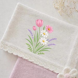 Borduurontwerp roze tulp madeliefje, bloemenboeket met lavendel, pastel botanisch machineborduurpatroon