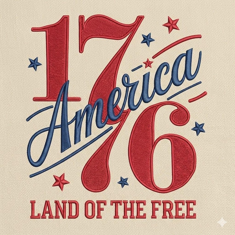 K&ouml;nnte beinhalten: Gesticktes Design mit der Zahl "1776", dem Wort "America" in Schreibschrift und dem Satz "Land of the Free". Das Design verwendet rote, blaue und wei&szlig;e Farben mit Sternakzenten auf beigem Hintergrund.
