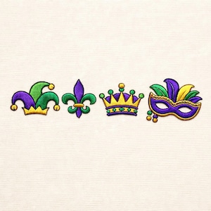 Puede incluir: Parches bordados con temática de Mardi Gras. Incluye un gorro de bufón, flor de lis, corona y máscara. Los parches presentan colores morado, verde y dorado. Los parches están sobre un fondo color crema.