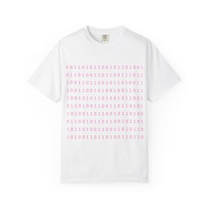 T-shirt met binair codepatroon | Roze 0s en 1s Tech Grid
