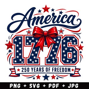 Puede incluir: Un diseño gráfico con la palabra America en letra cursiva azul sobre el número 1776 en azul con estrellas blancas y bordes rojos. Un gran lazo rojo se sitúa sobre los números. Debajo hay una cinta con el texto 250 YEARS OF FREEDOM.