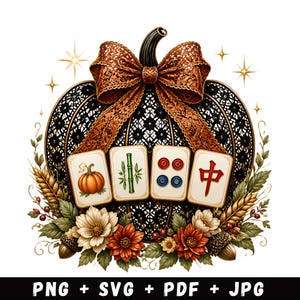 Op de afbeelding: Een zwarte kanten pompoenafbeelding met een grote bruine kanten strik, vier mahjongtegels, tarwearen, eikels en herfstbloemen. De tegels tonen een pompoen, groene bamboe, vier cirkels en een rood Chinees karakter. Tekst: PNG + SVG + PDF + JPG.