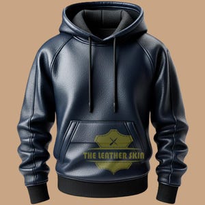 Puede incluir: Una sudadera con capucha de cuero azul marino con un bolsillo de canguro y una capucha con cordón. La sudadera tiene puños y dobladillo de canalé negros. El texto "THE LEATHER SKIN" está impreso en la parte delantera.