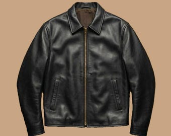 Chaqueta de cuero negra estilo motero para hombre – Prenda exterior minimalista con cremallera.