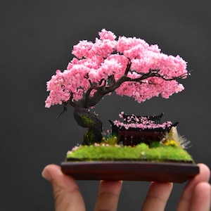Handgefertigter japanischer Miniaturgarten, Sakura-Bonsai, Zen-Diorama, blühender Baum, japanische Dekoration, personalisiertes Geschenk, Miniatur