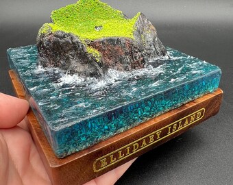Miniature Elliðaey Island – Icelandic Island Diorama in Resin and Walnut Wood, Miniature Ocean Landscape, Handmade Decoration, Island Diorama