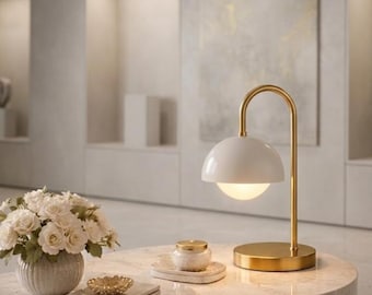 Lámpara de mesa minimalista moderna con cúpula dorada – Lámpara de noche de latón de mediados de siglo / Lámpara de escritorio escandinava para dormitorio, sala de estar y cocina.
