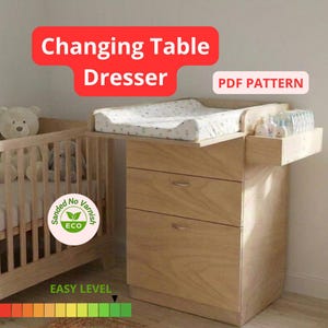 Op de afbeelding: Een licht houten commode met drie lades en een aankleedkussen. De commode heeft een plank voor babyspullen. De tekst op de afbeelding luidt "Changing Table Dresser" en "PDF Pattern".