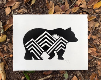 Bear Print - Ręcznie robiony nadruk artystyczny Bear Mountain Block
