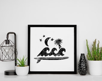 Grafika artystyczna „Deska surfingowa, ocean i księżyc” – surfer, plaża, wybrzeże, fale, palma