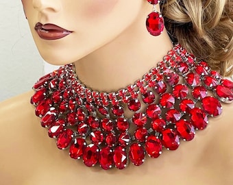 Parure de bijoux de mariage avec collier plastron en cristal rouge, collier pour occasion spéciale pour la mariée, boucles d'oreilles tendance, bijoux de salle de bal, cadeau pour elle