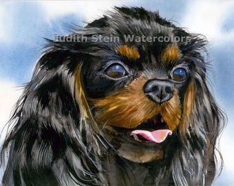 Puede incluir: Pintura acuarela de un Cavalier King Charles Spaniel negro y marrón con ojos azules. El perro mira directamente al espectador con la lengua fuera.