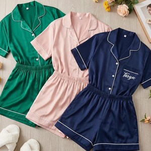 Barnpyjamasset i satin med namn – Personliga pyjamasar med blomsterflickor, fotogåvor för flickor bild 6