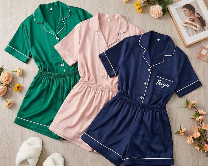 Barnpyjamasset i satin med namn – Personliga pyjamasar med blomsterflickor, fotogåvor för flickor bild 6