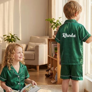 Barnpyjamasset i satin med namn – Personliga pyjamasar med blomsterflickor, fotogåvor för flickor bild 2