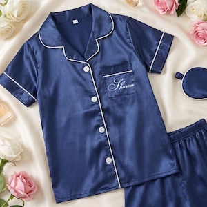 Barnpyjamasset i satin med namn – Personliga pyjamasar med blomsterflickor, fotogåvor för flickor bild 1