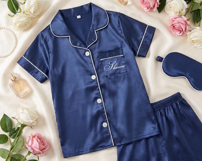 Barnpyjamasset i satin med namn – Personliga pyjamasar med blomsterflickor, fotogåvor för flickor bild 1