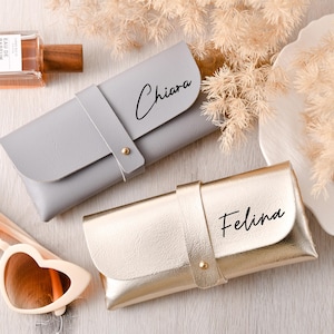 Könnte beinhalten: Ein rustikales Holzschild mit dem Text "Welcome to our porch" in weißer Schrift. Das Schild hat eine verwitterte Oberfläche und ein schlichtes, einladendes Design, ideal für die Außendekoration.