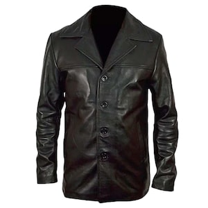 Könnte beinhalten: Schwarze Lederjacke mit Knopfleiste, Reverskragen und langen Ärmeln. Die Jacke hat ein klassisches, maßgeschneidertes Design, das für verschiedene Anlässe geeignet ist. Das Leder hat eine leicht abgenutzte Oberfläche.