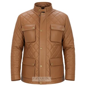 Könnte beinhalten: Eine hellbraune, gesteppte Lederjacke mit Stehkragen und vier Vordertaschen. Die Jacke hat einen Knopfverschluss und ein Rautenmuster. Der Markenname "AVARON JACKETS" ist unten aufgedruckt.
