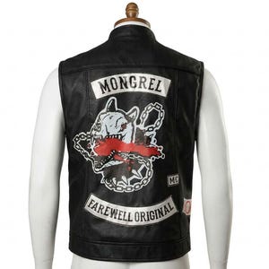 Könnte beinhalten: Schwarze Lederweste mit einem "Mongrel"-Aufnäher mit einer Hunde-Grafik und den Worten "Farewell Original". Die Weste hat ein ärmelloses Design und einen hohen Kragen. Der Rücken der Weste steht im Mittelpunkt des Bildes.