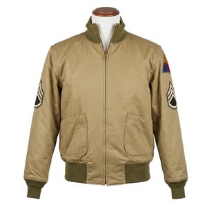 Könnte beinhalten: Ein Set aus drei Keramikbechern mit gesprenkelter, matter Oberfläche. Die Becher sind in Creme-, Hellgrau- und Dunkelgrautönen gehalten. Jede Tasse hat ein schlichtes, minimalistisches Design.