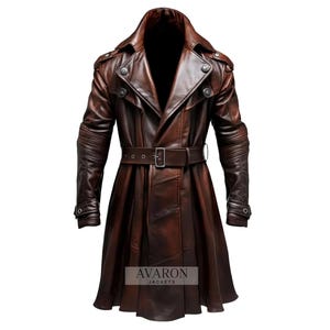 Könnte beinhalten: Ein brauner Ledertrenchcoat mit Gürtel in der Taille und klassischem Kragen. Der Mantel hat mehrere Knöpfe und einen ausgestellten Rock. Die Ärmel haben ein strukturiertes Design. Der Text "AVARON JACKETS" ist unten sichtbar.