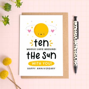 Carte d'anniversaire 10 tours autour du soleil - carte 10e anniversaire de mariage - dixième anniversaire - 10 ans de mariage avec vous - carte d'anniversaire en étain