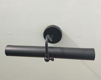 Luminária de parede em latão preto para quadros, estilo antigo, ideal para exibir obras de arte ou para iluminar molduras de pinturas vintage.