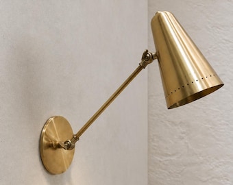Aplique de parede ajustável em latão: luminária cônica de meados do século XX, iluminação vintage para cabeceira.