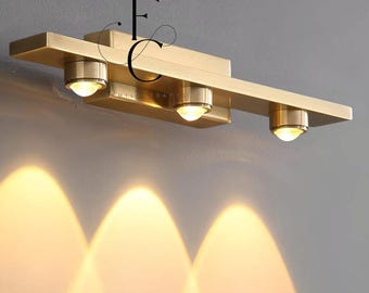 Luminária de meados do século XX, da década de 1920, é um aplique de parede moderno em latão com 3 lâmpadas LED.