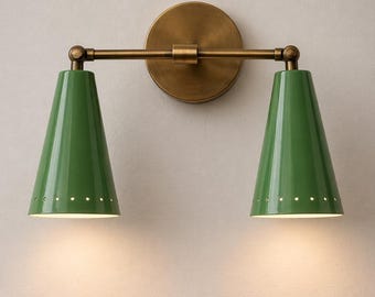 Aplique de parede italiano Stilnovo em latão, com cúpula dupla verde, estilo moderno de meados do século XX.