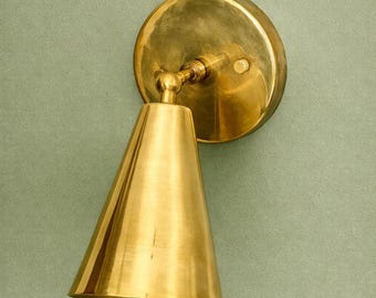 Aplique de parede cônico em latão bruto, estilo italiano MCM (Meio Período Moderno).